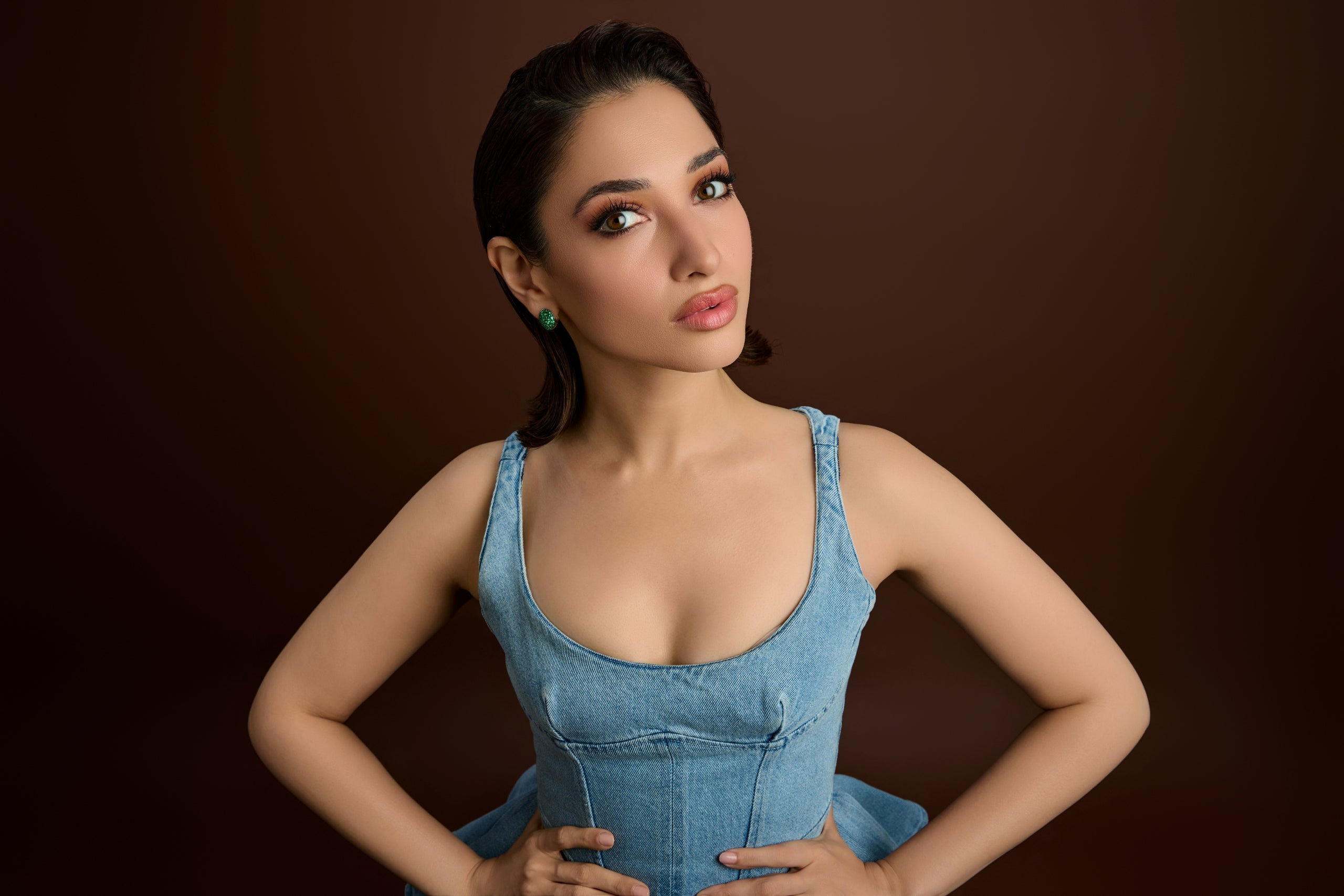 Tsavorite Curve Huggies